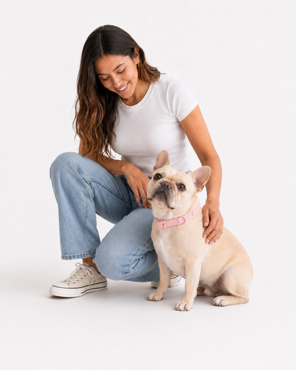 Collar Praws Rosa - modelo y perro lifestyle