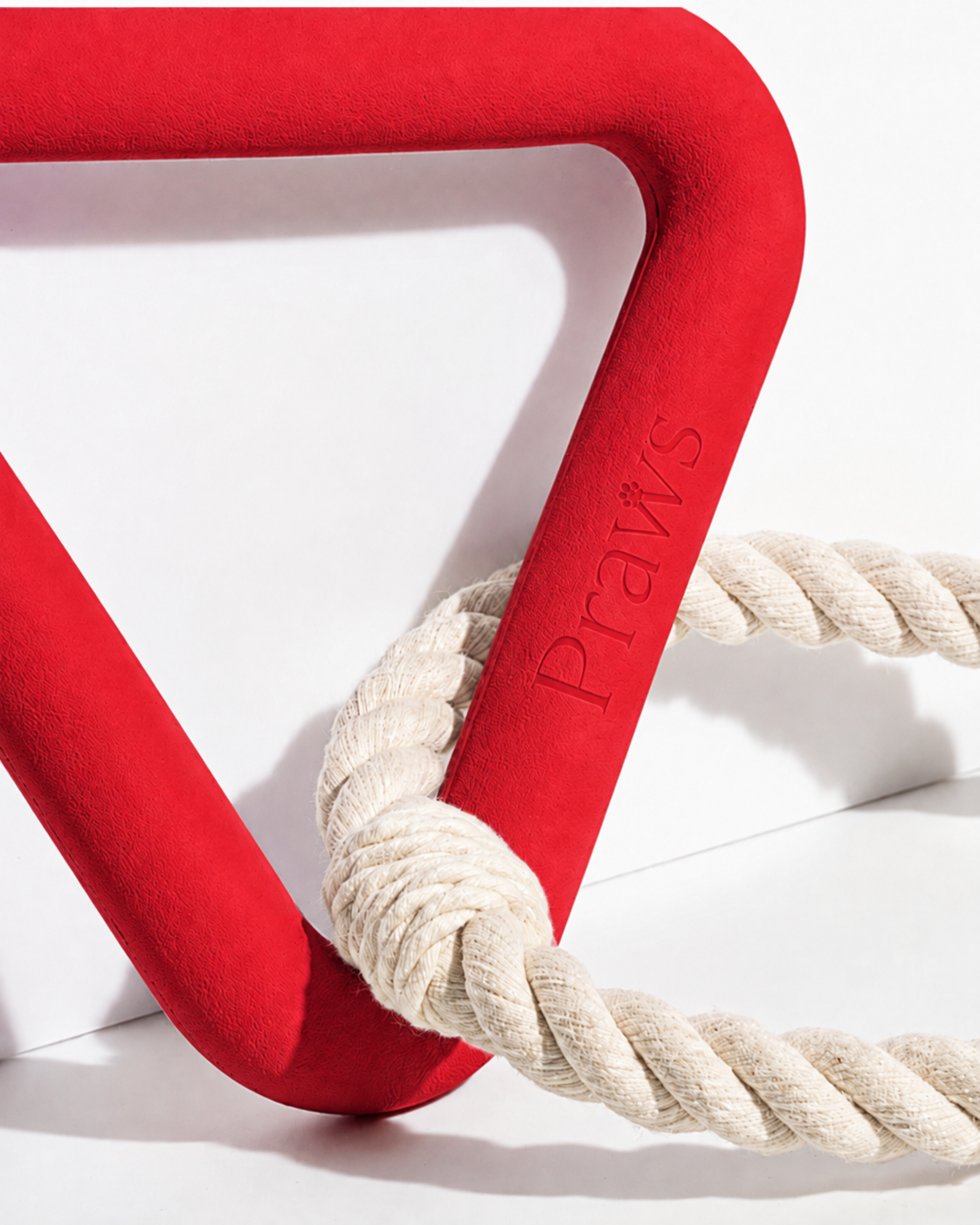 Detalle del logo Praws grabado en el Triángulo Pulling rojo