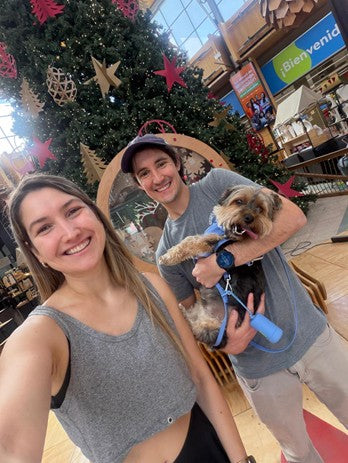 La familia detrás de Praws con Chuck